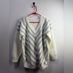 O&O white and grey chevron print V-neck sweater with raglan sleeves Small